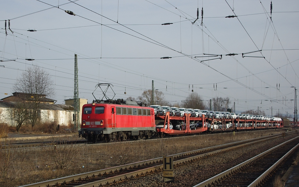 Mit Damenbart: 140 459-9 mit einem Autotransportzug in Fahrtrichtung Sden. Aufgenommen am 12.03.2011 in Eichenberg.
