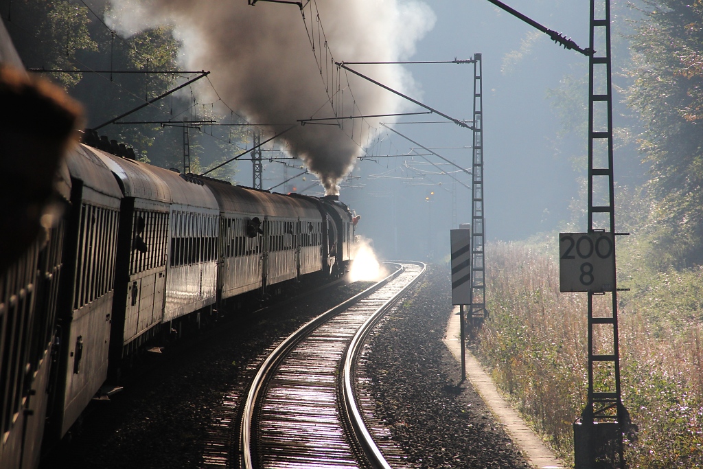 Mit den Dampfmachern Bebra und 042 096-8 in den Thringer Wald. Hier am noch recht jungen Tag vor dem Tunnel bei Wildeck-Hnebach. Aufgenommen am 02.10.2011.