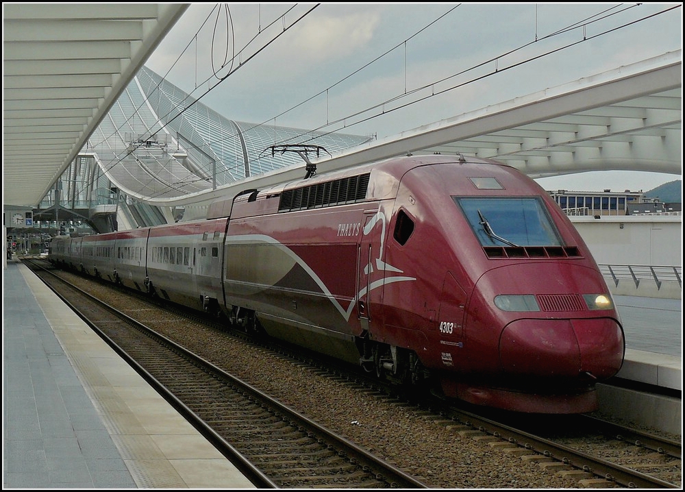 Mit defektem Spitzenlicht verlsst der PBKA Thalys 4303 am 11.08.10 den Bahnhof Lige Guillemins, um seine Reise nach Kln fortzusetzen. (Hans)