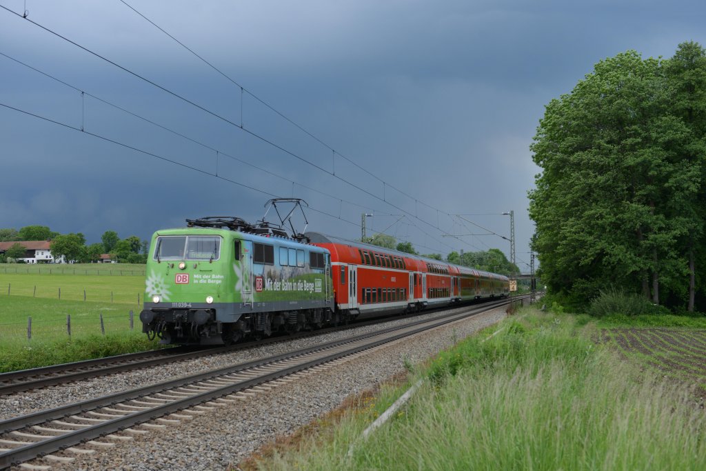 Mit dem 10 Minuten versp�teten RE 79031 nach Freilassing war am 29.05.12 die 111 039 DAV unterwegs und wurde am B� Vogl kurz vor einem Regenschauer abgelichtet.