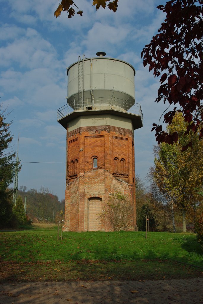 Mit dem 600. Bild wollen wir uns in die Winterpause verabschieden. Die Tage werden nun k�rzer und vor allem k�lter und die Zeit an der Strecke dementsprechend gez�hlter. Ich wei� nicht, warum ich dem Wasserturm von Eschwege West erst jetzt ein Bild widme, da er ja quasi vor der Haust�r steht... Ich behalte mir jedoch vor, sollte etwas besonderes vor die Linse kommen, es dennoch hochzuladen ;) ansonsten wird erstmal gesammelt.

Ich bedanke mich bei allen BB-Usern wieder f�r's anschauen der Aufnahmen, das Kommentieren und verbleibe mit kollegialem Gru� und w�nsche noch viel Spa� und ein erfolgreiches Restjahr!

 Wasserturm - Dieses zum Bahnhof Eschwege West geh�rende Geb�ude ist einer der �ltesten Wassert�rme im nord/osthessischen Bereich )erbaut um 1875). Das achteckige, reichgegliederte Bauwerk in historischer Ziegelsteinarchitektur hatte die Aufgabe, die fr�her mit Wasserdampf betriebenen Lokomotiven mit Wasser zu versorgen.

Das unter Schutz gestellte Industriedenkmal wurde 1991/92 renoviert und wird heute vom ESV Union Eltmannshausen genutzt.

Au�enma�e: 8 Seiten, je 2,50m breit H�he: 17,70m
