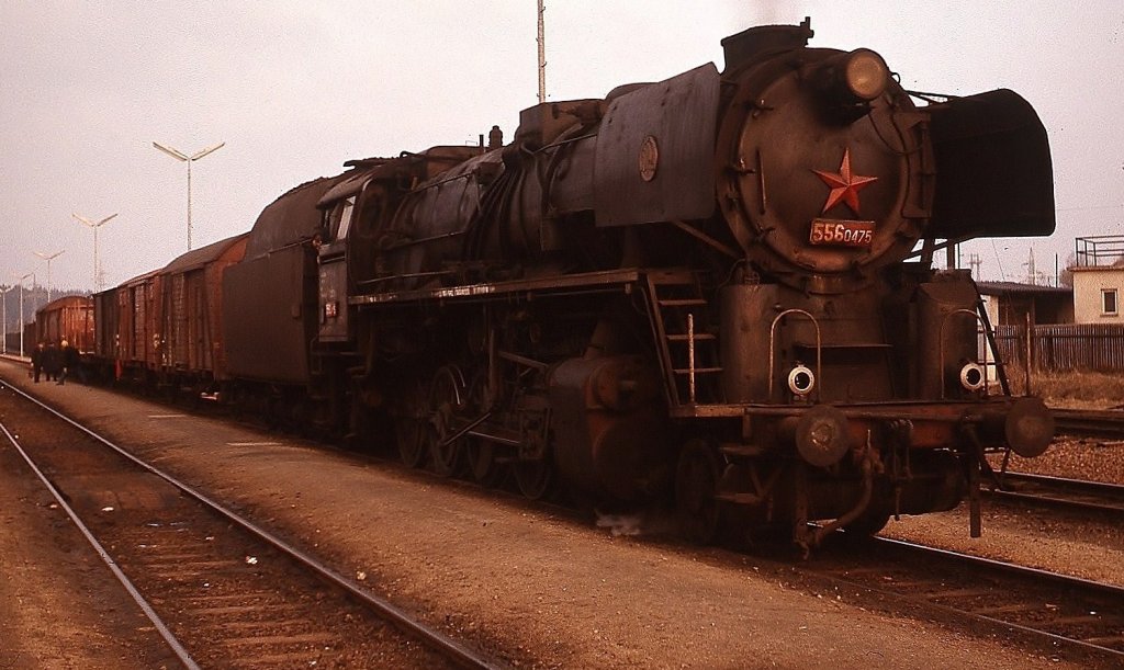 Mit dem abendlichen Güterzug steht die CSD-Lok 556 0475 Anfang April 1975 zur Abfahrt nach Ceske Velenice im Bahnhof Gmünd bereit