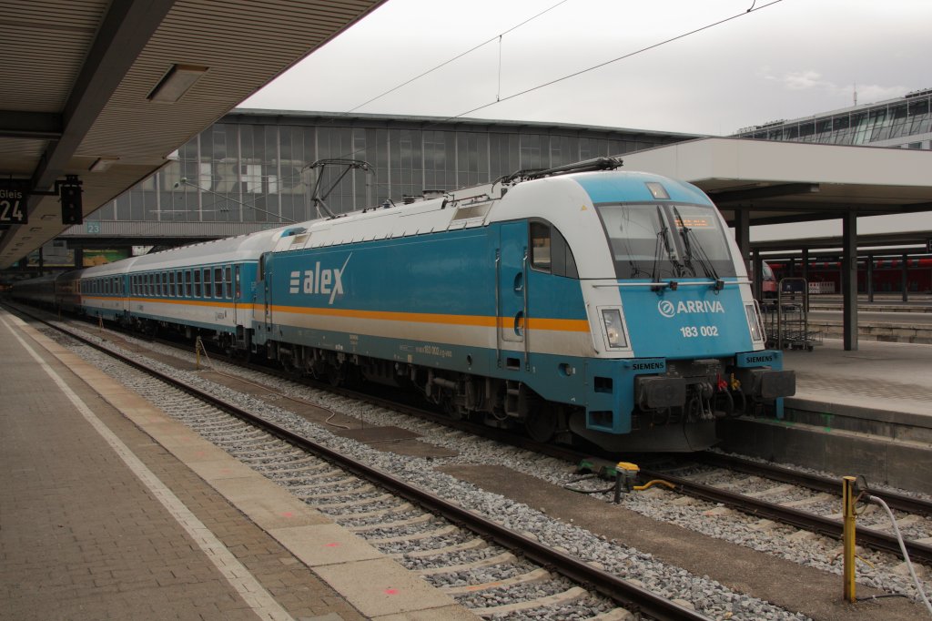 Mit dem ALEX nach Prag verlsst 183 002-5 den Hauptbahnhof in Mnchen. Fotografiert am 16.03.2011. 