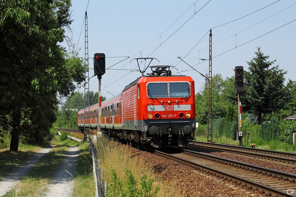 Mit dem aus drei y-Wagen bestehenden RE-18 nach Dresden Hbf durchfhrt 143 251-7 am 2.7.2010 Dresden-Stetzsch.