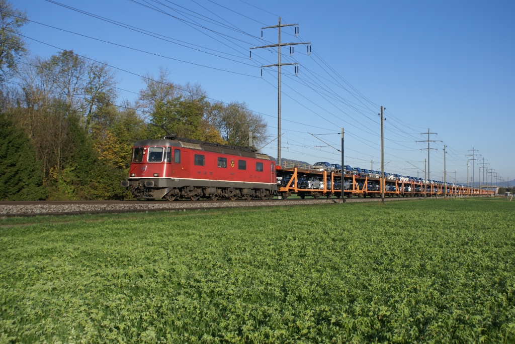 Mit dem Bild der Re 6/6 11648 verabschiede ich mich bis Mitte April in die Rekrutenschule, das heisst, dass es von mir hchstens noch am Wochenende neue Bilder geben wird. (Kiesen, 21.10.10).