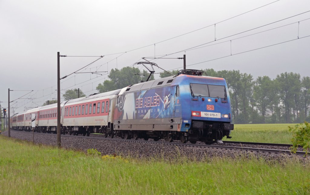 Mit dem CNL 1259 von Zrich nach Berlin durcheilt 101 070 am 01.06.13 Benndorf Richtung Bitterfeld. Zum Zeitpunkt der Aufnahme hatte der CNL bereits 2 Stunden Versptung.