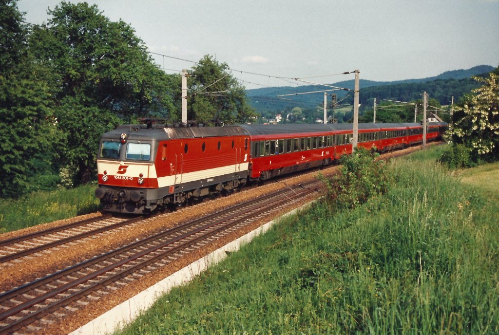 Mit dem damaligen Paradezug, dem SC-188  Wiener Symphoniker  fhrt 1044.201 bei Eichgraben/A. am 30.5.92 Richtung Westen.