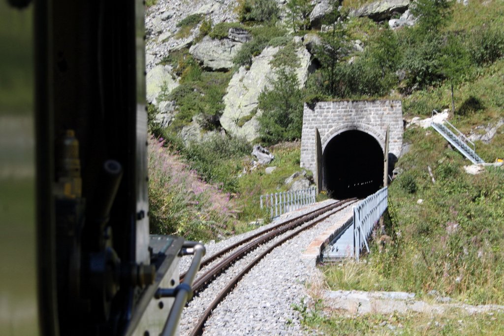 Mit dem Dampfzug auf Bergfahrt kurz vor dem Kreiskehrtunnel unterhalb von Gletsch.28.08.11