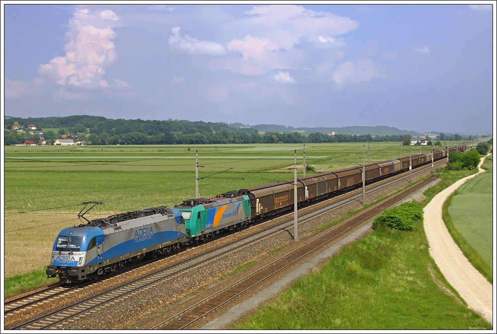 Mit dem durchgehend aus Habis-Wagen bestehenden SGAG 96528 (Hegyeshalom - Passau Gbf) war am 07. Juni 2010 die Adria 1216.920 vor der kalten 185.541 (R4C) bei Amstetten in Richtung Deutschland unterwegs. 
