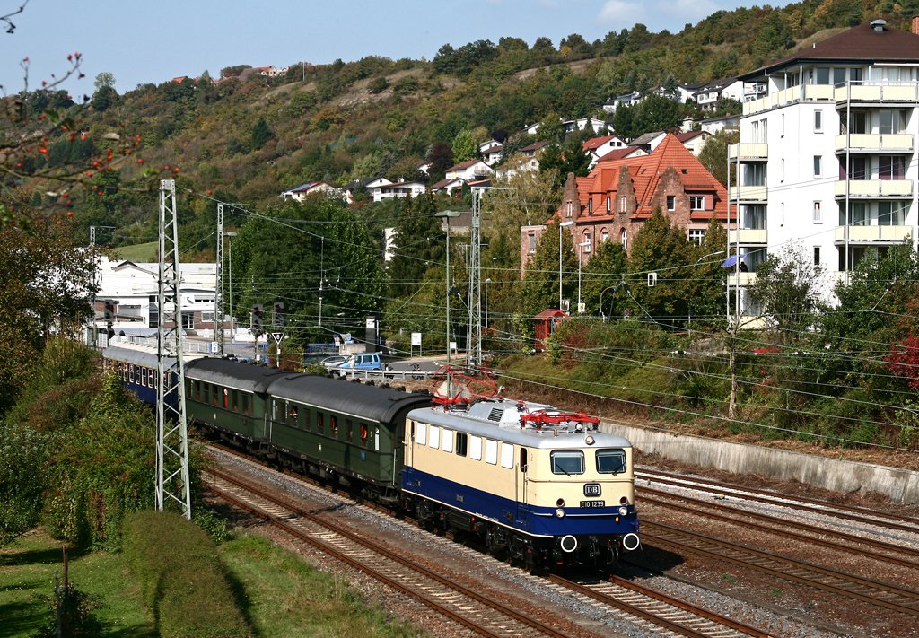 Mit dem E 93255 von Heidelberg nach Heilbronn erreicht 110 1239 am 27. September 2009 in K�rze den Bahnhof von Mosbach-Neckarelz.