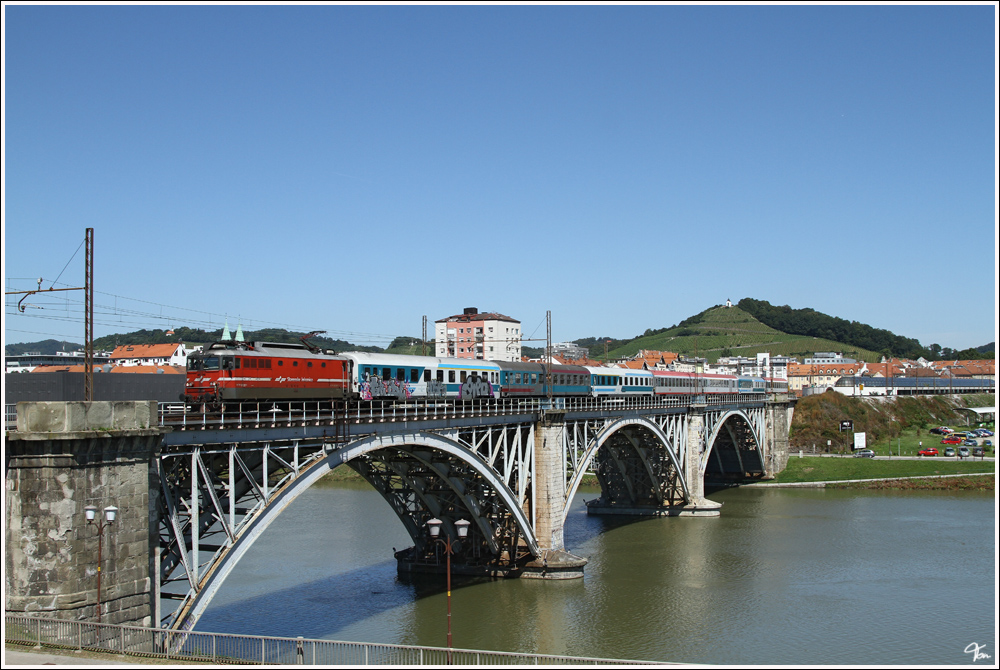 Mit dem EC 151  Emona  (Wien - Ljubljana) berfhrt SZ 342 001 die Draubrcke in Maribor 11.8.2011