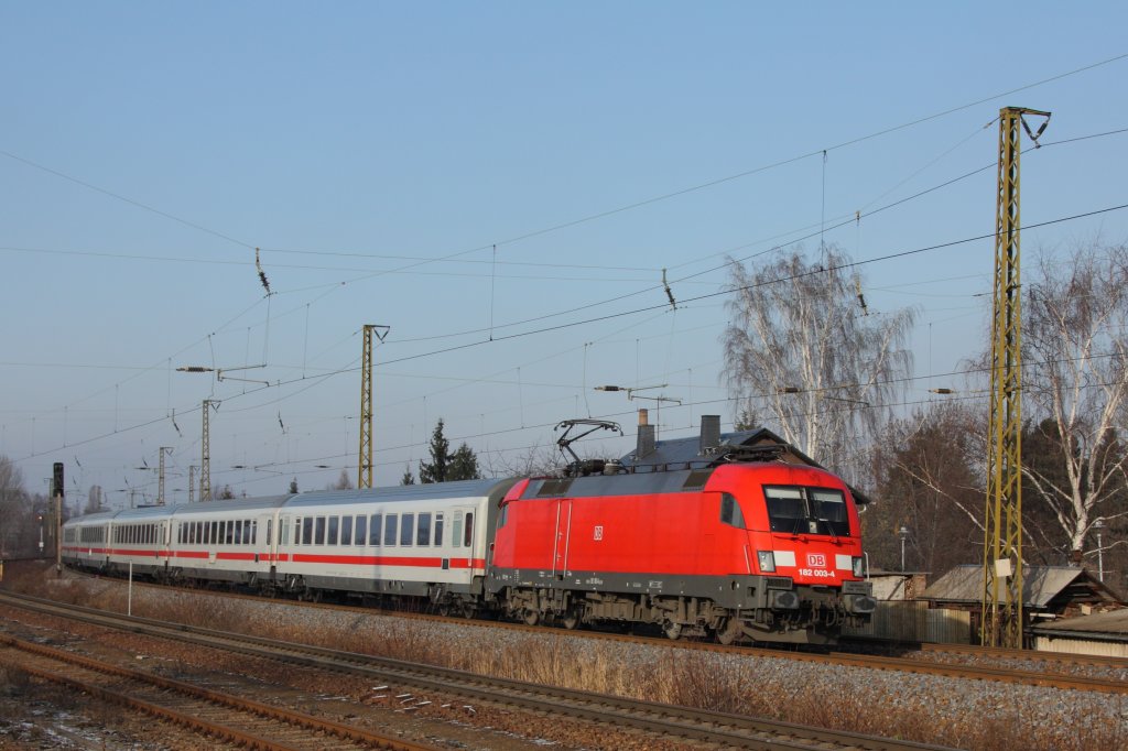 Mit dem EC 175 von Hamburg nach Budapest fhrt 182 003-4 durch Coswig in Richtung Dresden. Fotografiert am 27.11.2010.  