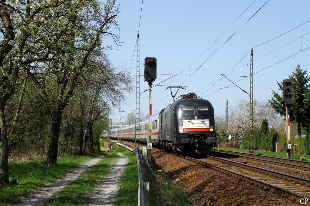 Mit dem EC 175 nach Budapest durchfhrt ES64U2 -034 der MRCE Dresden-Stetzsch. (10.4.2011)