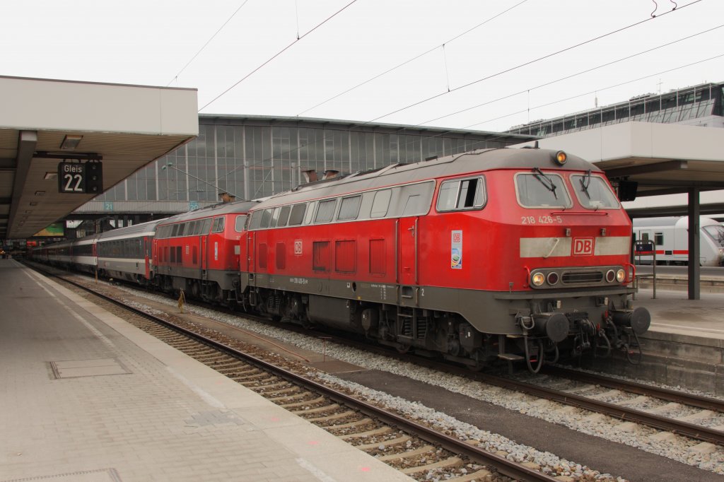 Mit dem EC 194 nach Zrich warten 218 426-5 und 218 440-6 in Mnchen Hbf auf die Abfahrt. Fotografiert am 16.03.2011. 