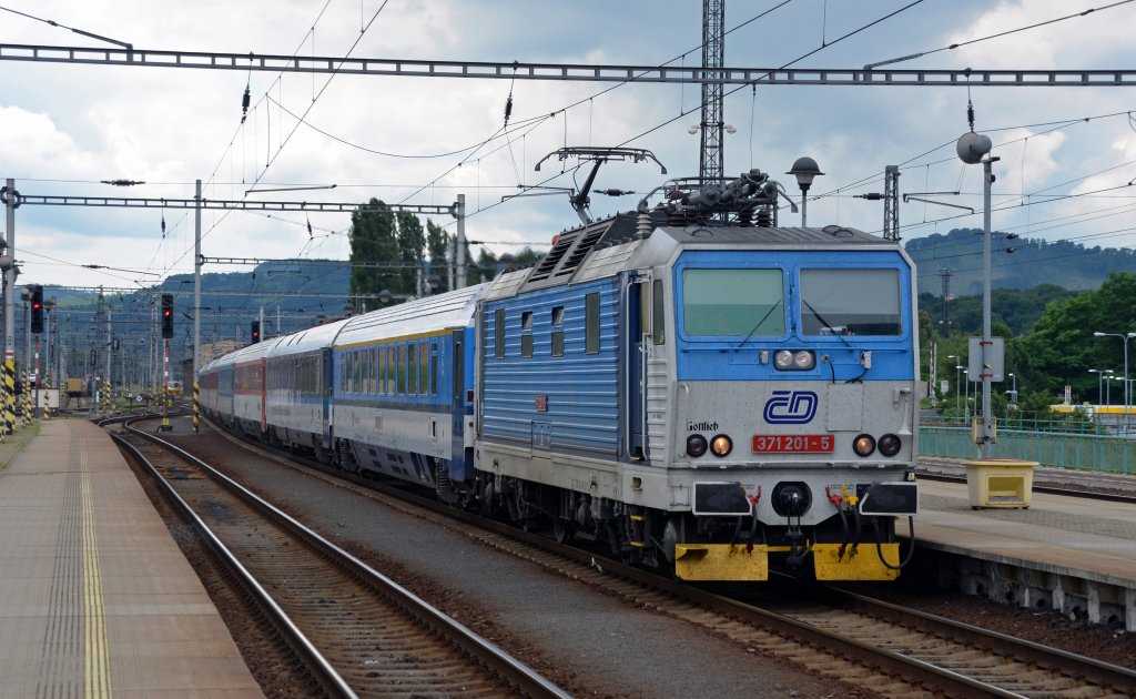 Mit dem EC 378 am Haken erreicht 371 201 am 04.07.13 Decin.