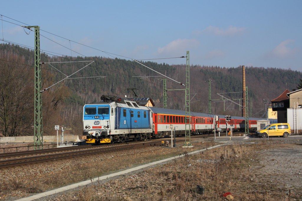 Mit dem EC 378 von Wien nach Stralsund fhrt 371 002-7 durch Knigstein in der Schsischen Schweiz. Der nchste Halt des Zuges ist Dresden. Fotografiert am 09.02.2011. 
