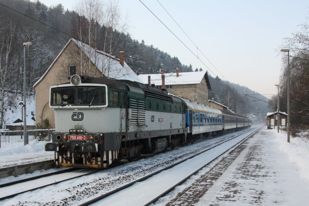 Mit dem Elbe-Labe-Sprinter von Bad Schandau nach Decin erreicht 750 410-3 den Bahnhof Krippen. Leider ab dem Fahrplanwechsel in der Form nicht mehr zu erleben, dann fahren wohl Desiros. Fotografiert am 04.12.2010. 