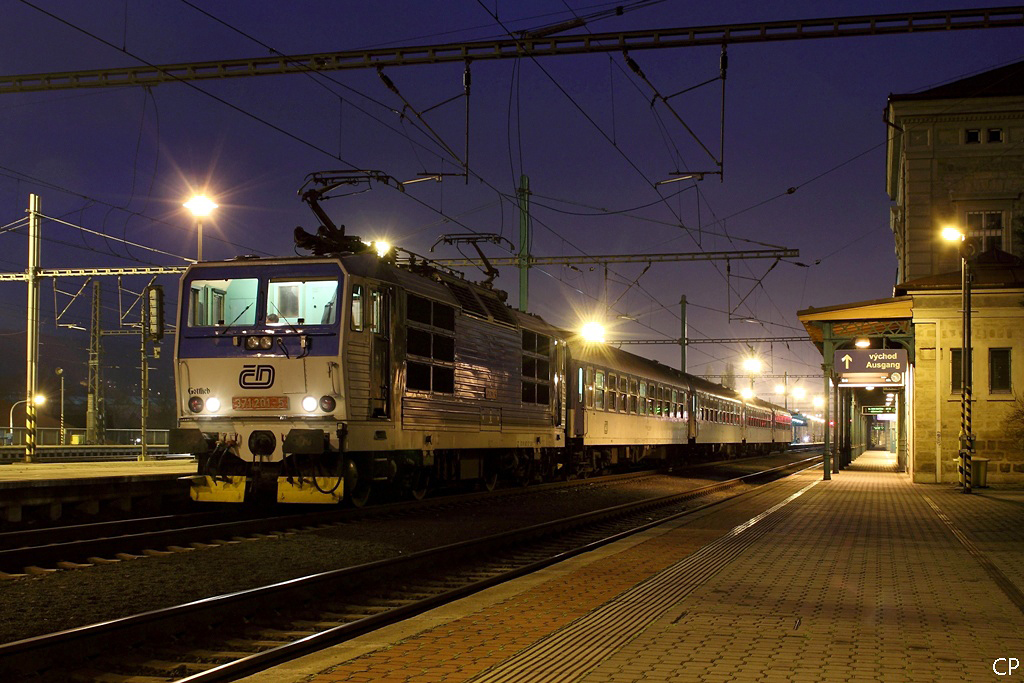 Mit dem Elbe-Labe-Sprinter nach Bad Schandau wartet 371 201-5 am 20.11.2010 in Decin hl.n. auf die Abfahrt.