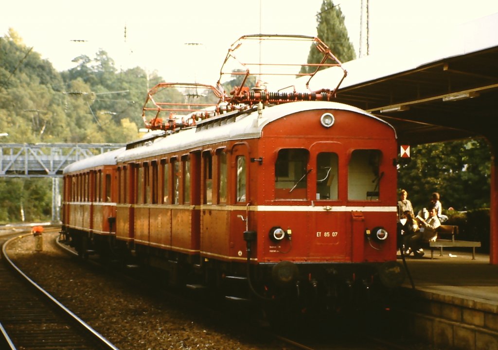 Mit dem ET 85 07 samt Steuerwagen wurden auf der Fahrzeugschau  150 Jahre deutsche Eisenbahn  vom 3. bis 13. Oktober 1985 in Bochum-Dahlhausen Pendelfahrten durch die Steeler Kurve ber Bochum Hbf. nach Witten durchgefhrt.