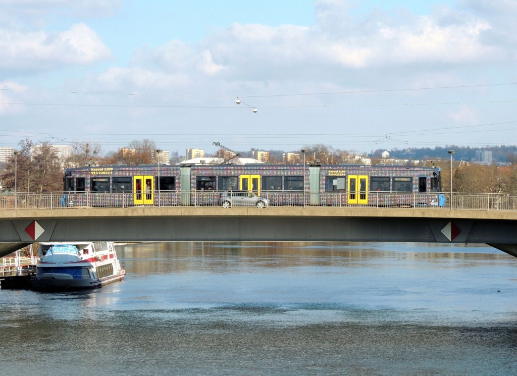 Mit dem Fahrtziel Helsa berquert Linie 4 am 10.02.2013 die Fulle in Kassel.