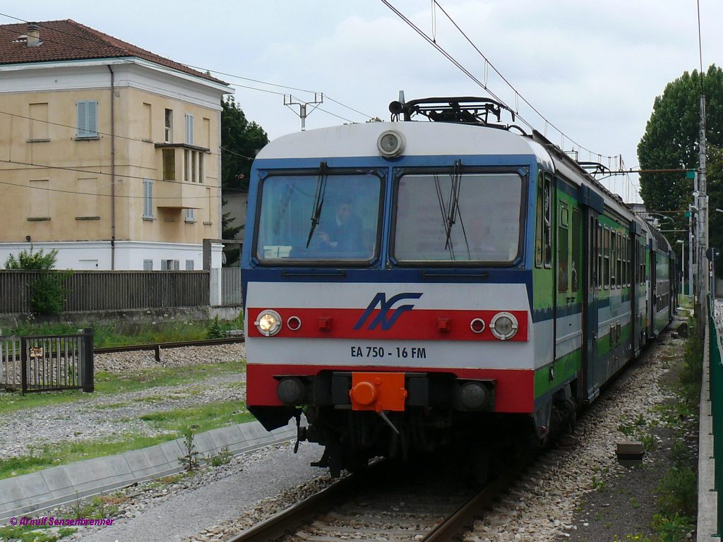 Mit dem fhrenden Triebwagen EA750 16 ist hier noch einer der lteren Zge der FNM auf der S4 im Groraum Mailand unterwegs.

Seveso 2012-06-04 