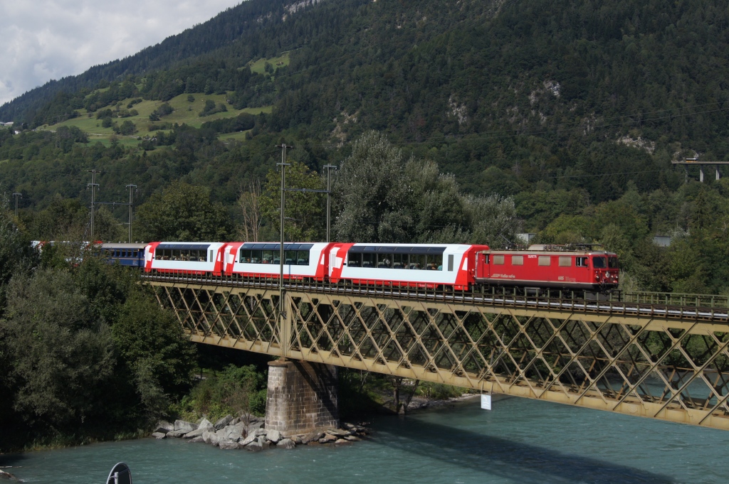 Mit dem Glacier-Express 911 im Schlepptau berquert die Ge 4/4 I 605 am 2.9.11 den Hinterrhein bei Reichenau-Tamins.