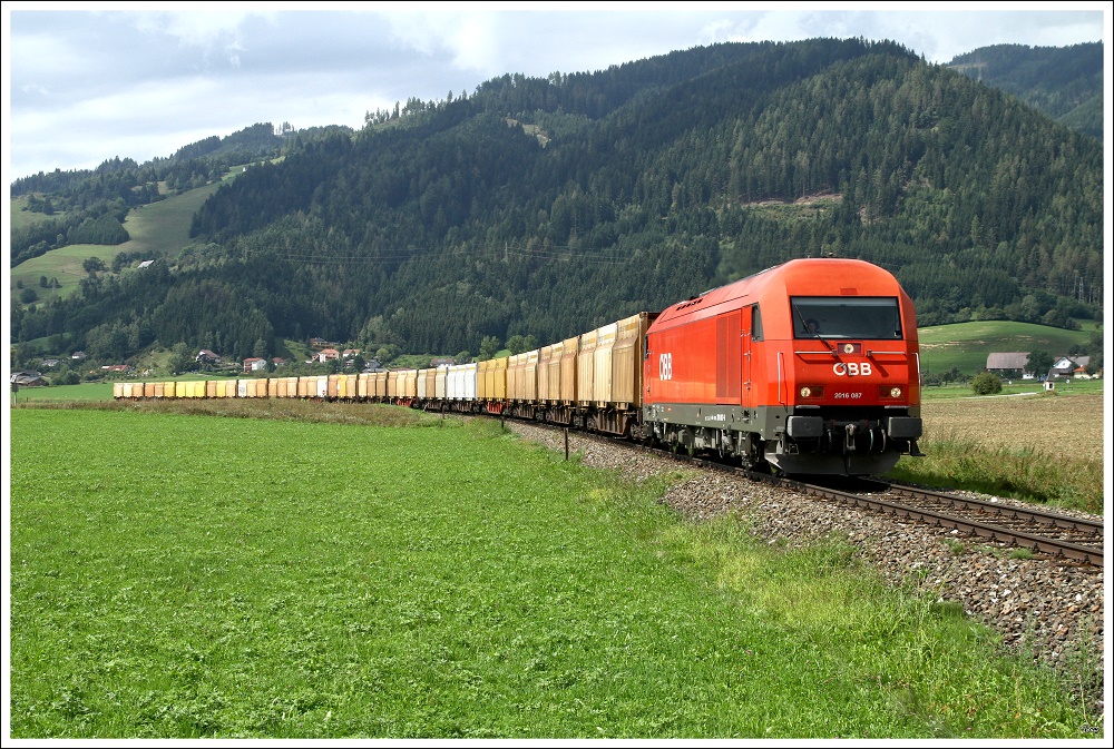 Mit dem Hackschnitzelleerzug 64591 von Pls nach Zeltweg, war am 19.08.2010 die Dieselok 2016 087 unterwegs. 
Sillweg 