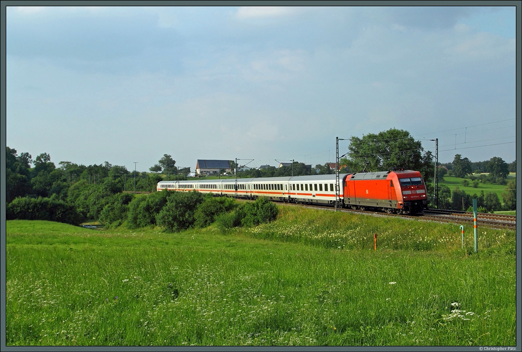 Mit dem IC 2062 Nrnberg - Karlsruhe hat 101 075-0 am 06.07.2013 gerade den Bahnhof Goldshfe durchfahren um in Krze Aalen zu erreichen.