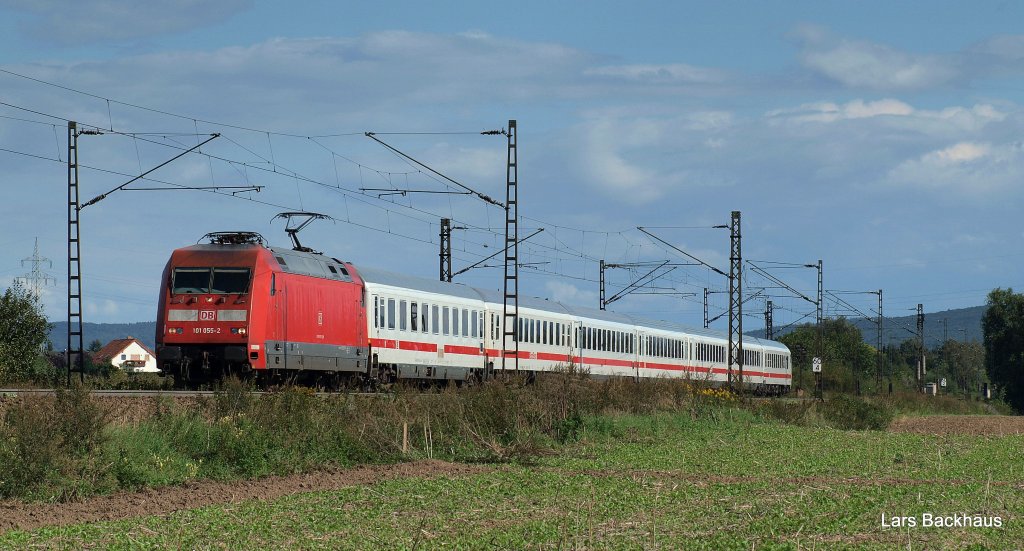 Mit dem IC 2140 aus Berlin-Ostbahnhof eilt 101 055-2 kurz vor Minden (Westf.) dem Zielbahnhof Kln Hbf entgegen. Berenbusch 4.09.10.