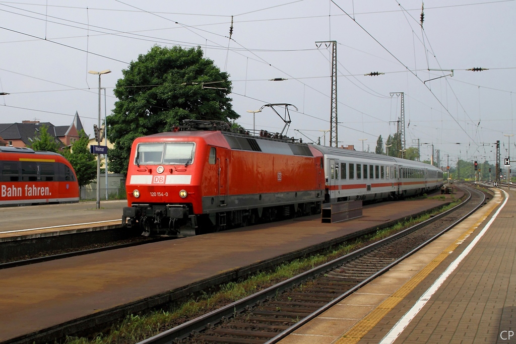 Mit dem IC 2355 nach Binz fhrt 120 154-0 in Weimar ein. (29.5.2010)