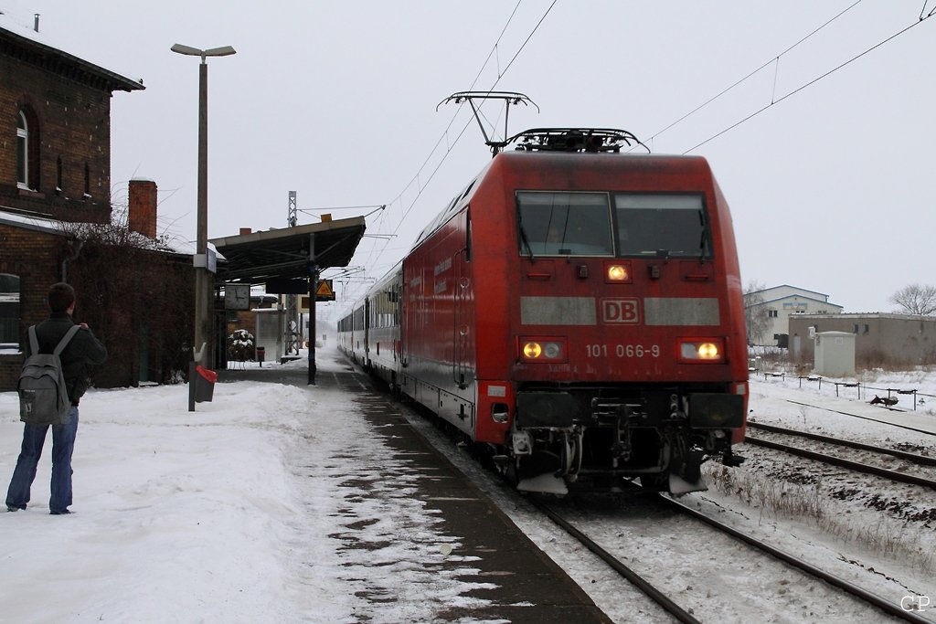 Mit dem IC 2356 nach Dsseldorf am Haken durchfhrt 101 066-9 den Bahnhof Berga-Kelbra. Der Zug wurde wegen der Einbindung der Neubaustrecke Halle/Leipzig - Erfurt - Ebensfeld in das ESTW (und damit resultierender kompletten Sperrung von Erfurt Hbf) am 16.1.2010 ber Nordhausen umgeleitet.