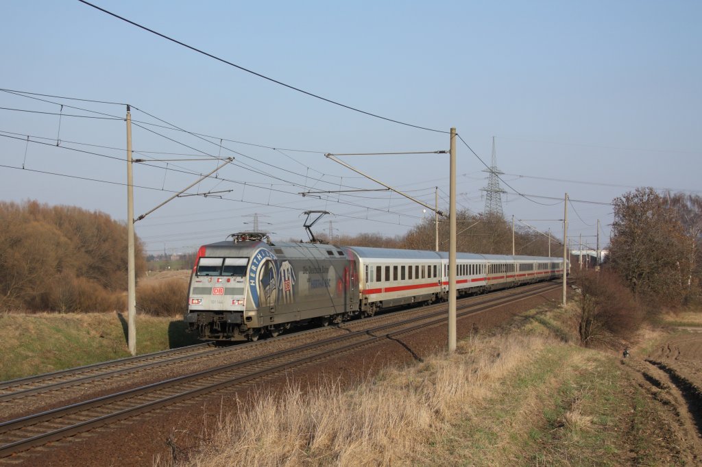 Mit dem IC 2442 nach Kln fhrt 101 144-4 (Hertha BSC) auf der KBS 310 in Richtung Braunschweig. Fotografiert am 22.03.2011 in Magdeburg Diesdorf. 