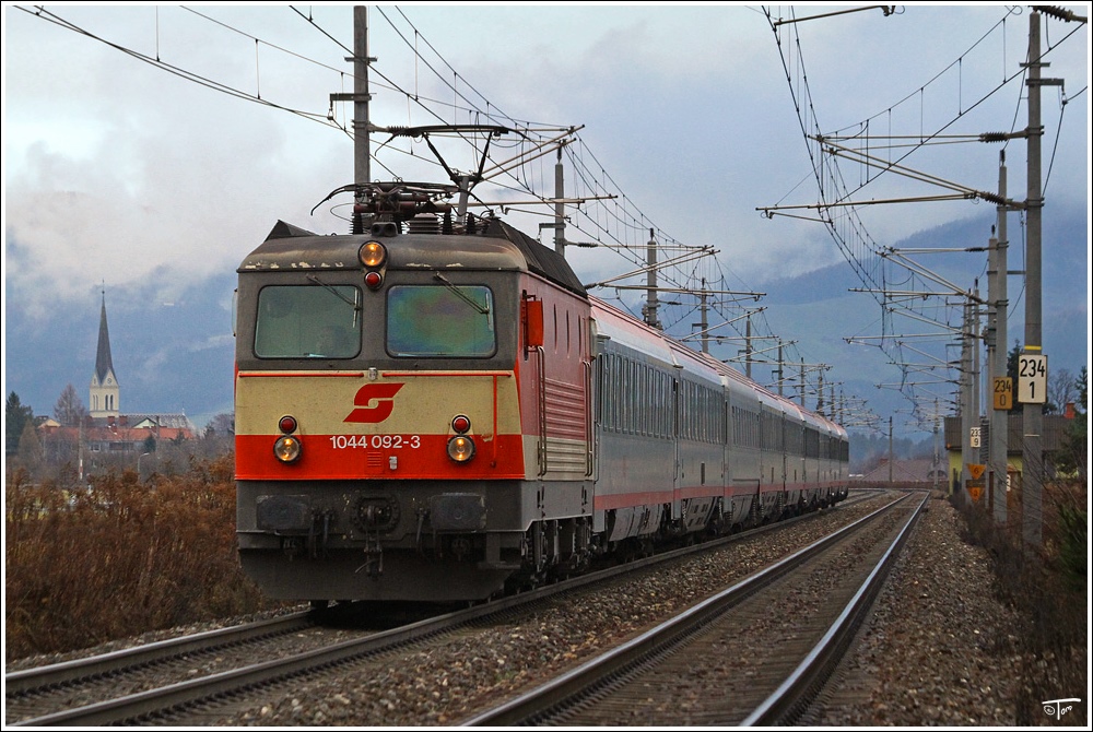 Mit dem IC 733   Der Warmbaderhof  fhrt 1044 092 (eine der letzten beiden 1044er im Schachbrettdesign) von Wien Meidling nach Villach.
Zeltweg 19.11.2010