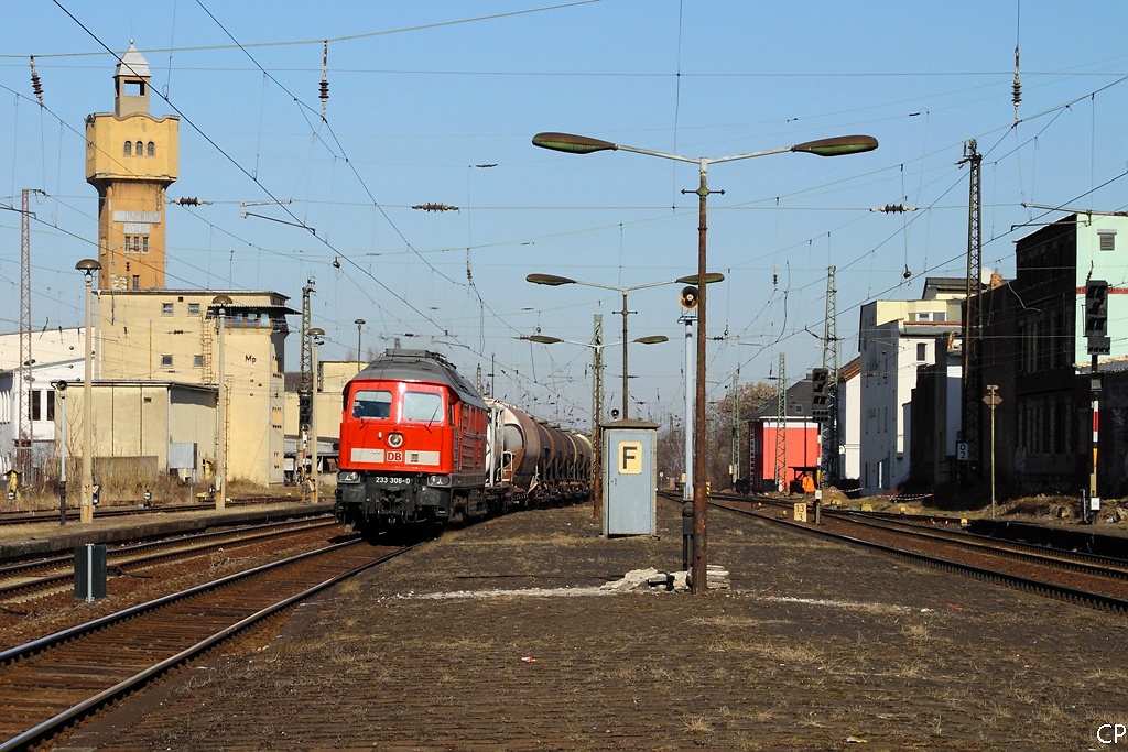 Mit dem Kesselzug 52581 aus Buna fhrt 233 306-0 am 8.3.2011 in Merseburg ein. Durch einen umfangreichen Umbau wird der Bahnhof sein Aussehen bald grundlegend verndern. 