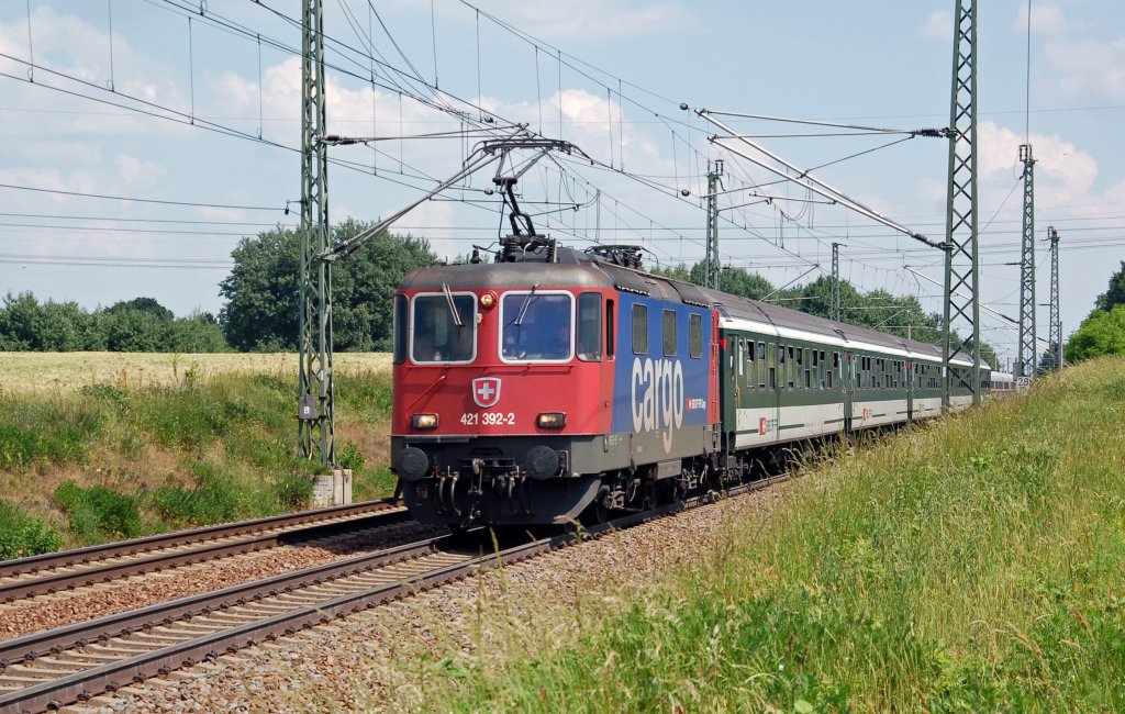 Mit dem Kirchentagssonderzug nach Basel war 421 392 am 05.06.11 unterwegs. Bei Wurzen wurde sie auf das Gegengleis genommen, um einen ICE vorbeizulassen.