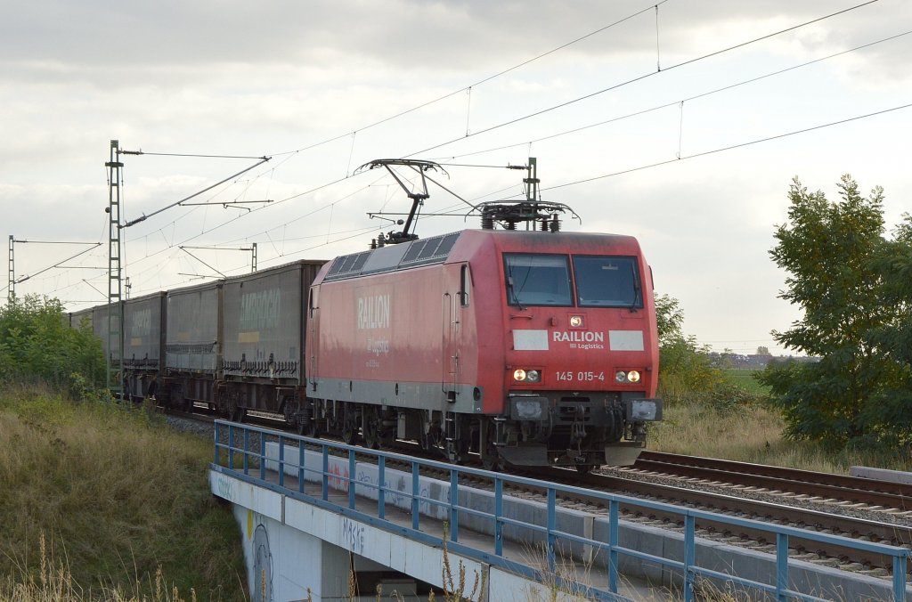 Mit dem Klv von Ambrogio kommt die 145 015-4 ber die Kbs 495 in Richtung Neuss gefahren am Mittwoch den 10.10.2012
