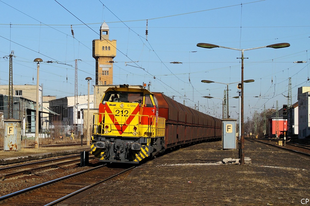 Mit dem Kohlependel 61569 nach Whlitz am Haken durchfhrt Lok 212 der MEG den Bahnhof Merseburg. (8.3.2011)