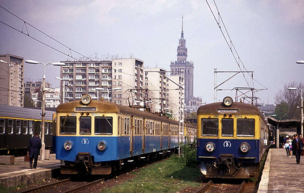 Mit dem Kulturpalast im Hintergrund stehen zwei Triebzge abfahrbereit im
Bahnhof Warschau Glowna. Es handelt sich am 27.4.1991 um die Triebzge
EN 57-1801 und 1831.