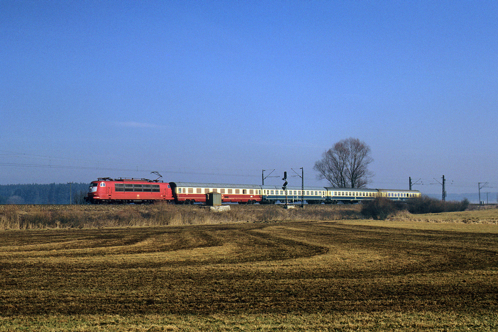 Mit dem kurzen IC 886  Adler  nach Nrnberg rollt 103 102-0 bei Nannhofen ostwrts am 26. Februar 1991.