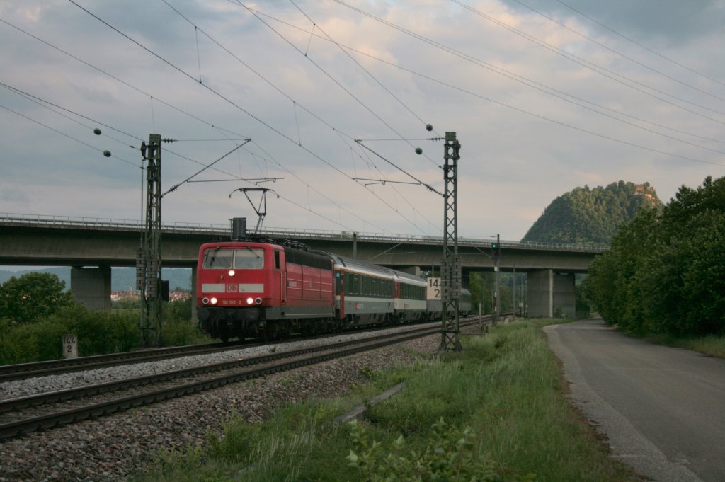 Mit dem letzten bisschen Licht fhrt 181 212-2  Luxemburg  mit IC 180 Zrich HB - Stuttgart Hbf kurz hinter Singen(Htw) gen Norden. 28.05.10