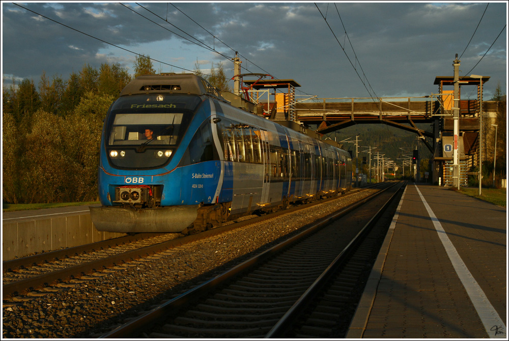 Mit dem letzten Sonnenstrahlen, f�hrt 4024 120  S-Bahn Steiermark  als R 1713 von M�rzzuschlag nach Friesach. 
Spielberg 11.10.2011