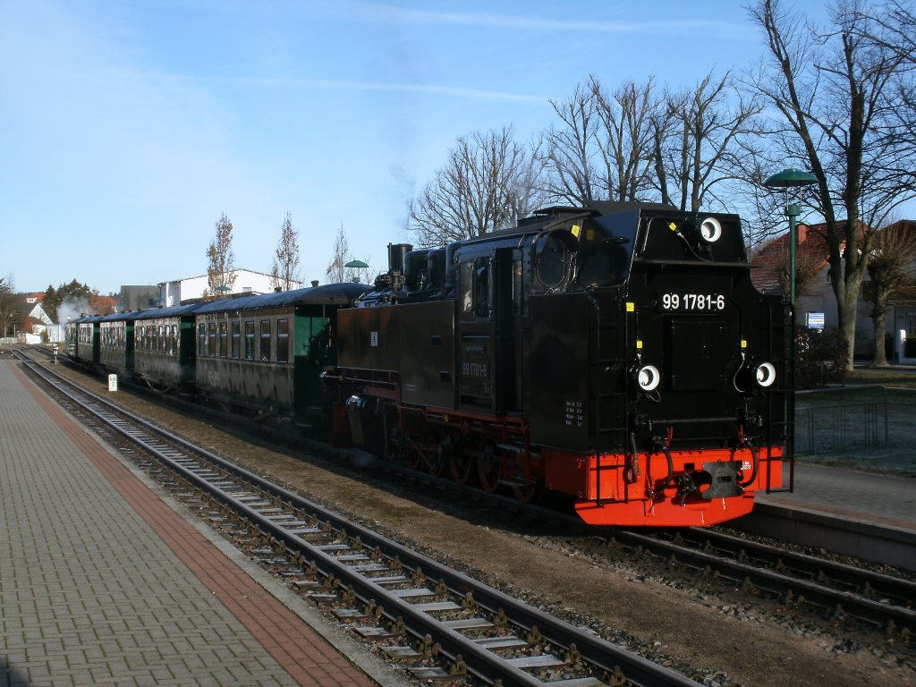 Mit dem menschenleeren Frhzug,P101 Putbus-Ghren,erreichte 99 1781,am 03.Mrz 2012,den Bahnhof Binz LB.99 1781 ist seit Dezember 2011 beim Rasenden Roland. 