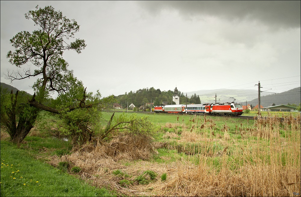 Mit dem Messzug SPROB 97721 waren auch heute wieder die beiden E-Loks 1014 003 + 1014 014, zwischen Neumarkt und St.Veit an der Glan unterwegs.
Neumarkt 12.05.2010
