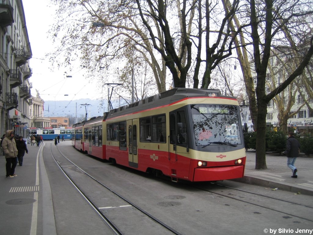 Mit dem neuen Betriebskonzept beim Bhf. Stadelhofen halten die Forchbahnzge nun vis-a-vis der Migros, statt neben dem Mc-Donald's-Restaurant. Durch die vergrsserte Schleife am Bhf. Stadelhofen kann man nun auch vom Bellevue und vom Opernhaus her am Stadelhofen wenden. Be 4/6 Nr. 69 am 17.12.09 beim Bhf. Stadelhofen.