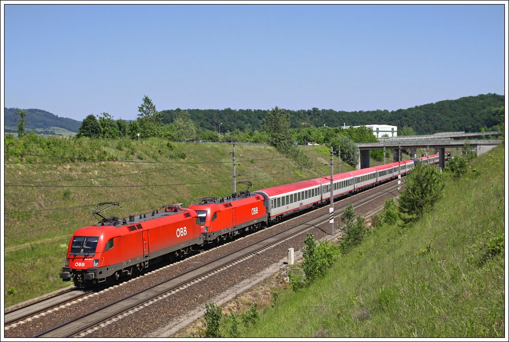 Mit dem OEC 566  Stadt Innsbruck  war die 1016.039 und die 1116.032 am 05. Juni 2010 von Wien Westbahnhof in Richtung Bodensee (Bregenz) unterwegs.
Der Zug konnte auf der Neubaustrecke bei Melk bildlich festgehalten werden.