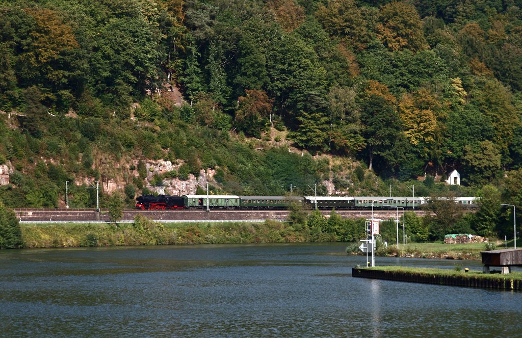 Mit dem P 93240 von Heilbronn nach Neustadt (Weinstra�e) erreicht 38 3156 am 26. September 2009 in wenigen Augenblicken den Bahnhof von Hirschhorn (Neckar).