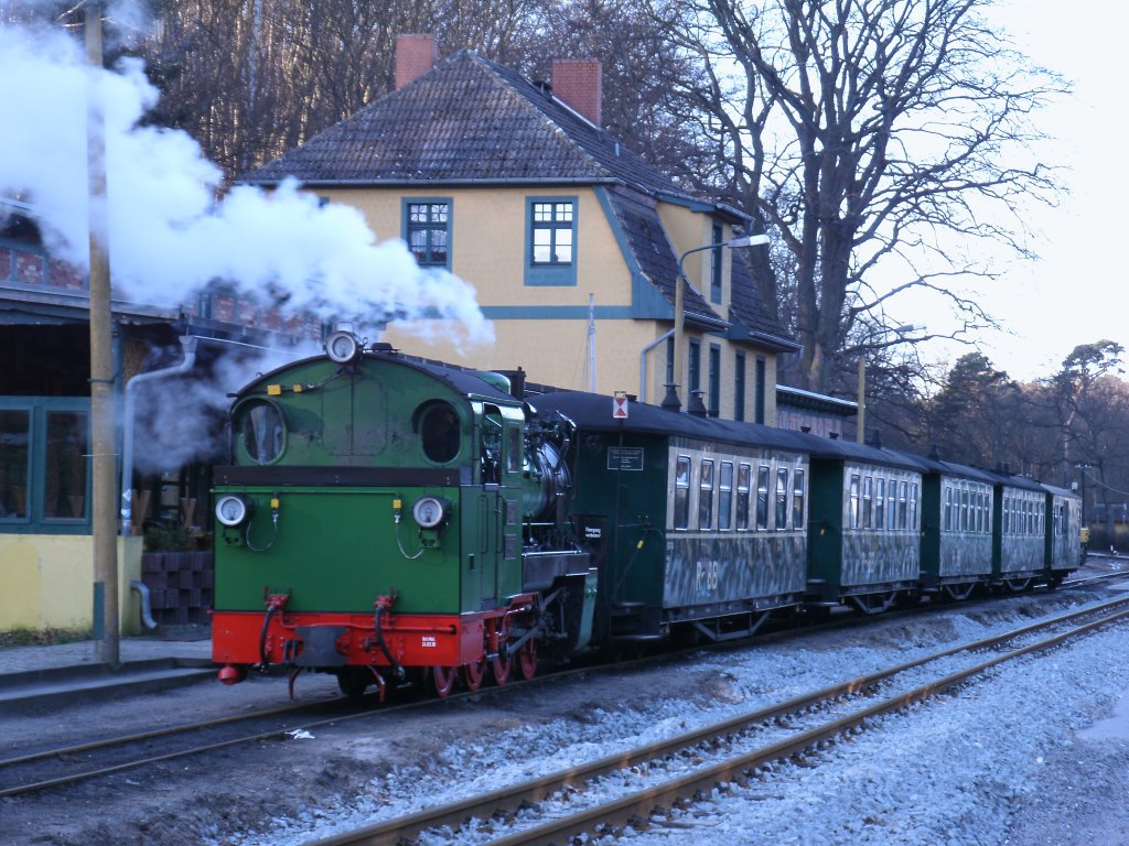 Mit dem P103 aus Putbus hat Mh52,am 14.Januar 2012,den Bahnhof Ghren erreicht.