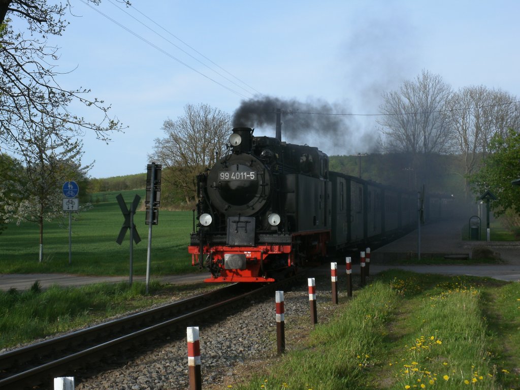 Mit dem P110 aus Ghren war fr 99 4011 die Schicht,am 05.Mai 2012,in Putbus beendet.Aufnahme bei der Durchfahrt durch Posewald.