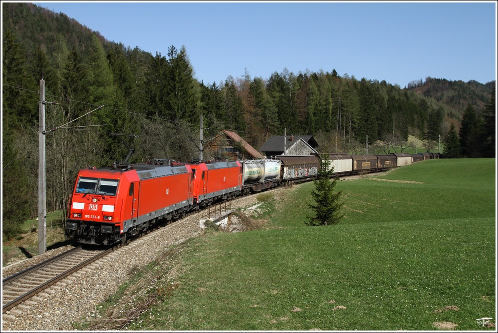 Mit dem Papierzug 48930 von Gratwein-Gratkorn nach Passau waren am 10.4.2011, die beiden E-Loks 185 373 + 185 378 unterwegs. 
nahe St. Pankraz