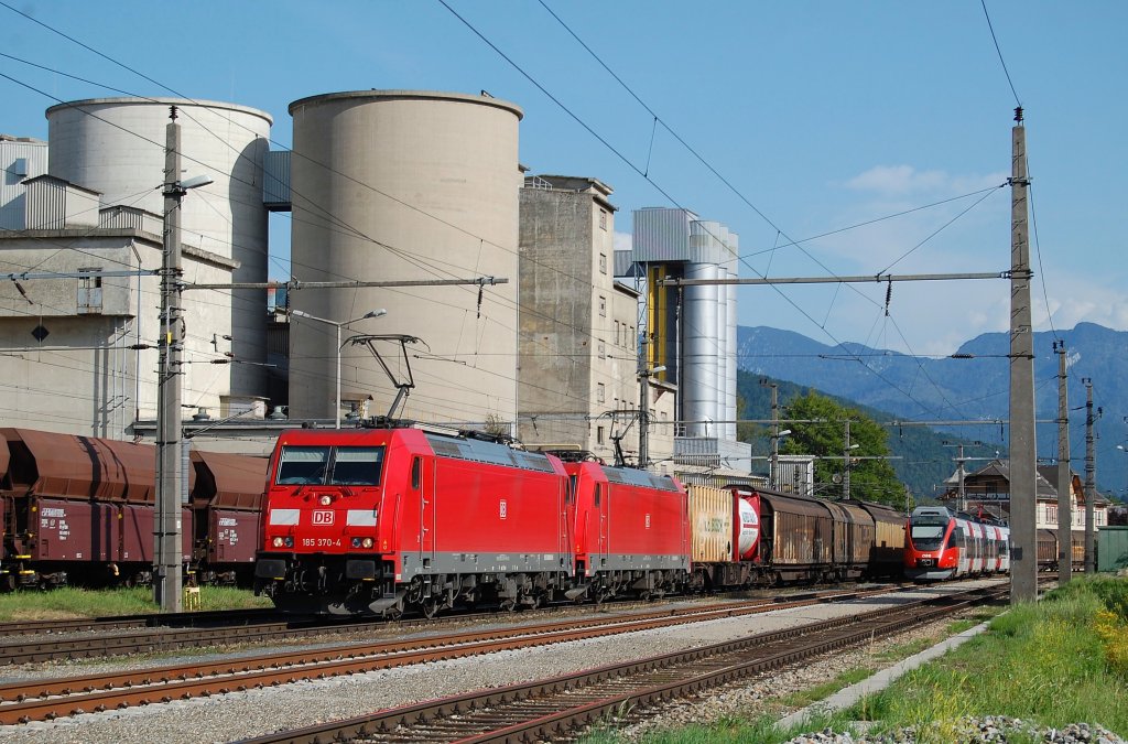 Mit dem Papierzug 48930 sind 185 370 + 185 348 am 29.06.2012 in
Kirchdorf/Kr. durchgefahren.